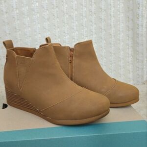 TOMS Kelsy Wedge Bootie Toffee Kids Size 4